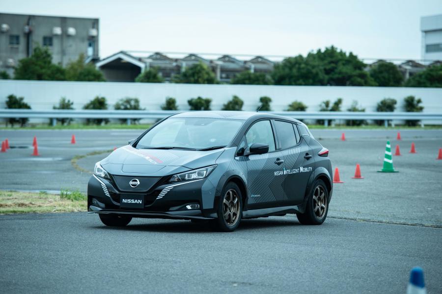  Nissan Leaf All-Wheel-Control Test Сar 2019 года  (фото 11 из 19)